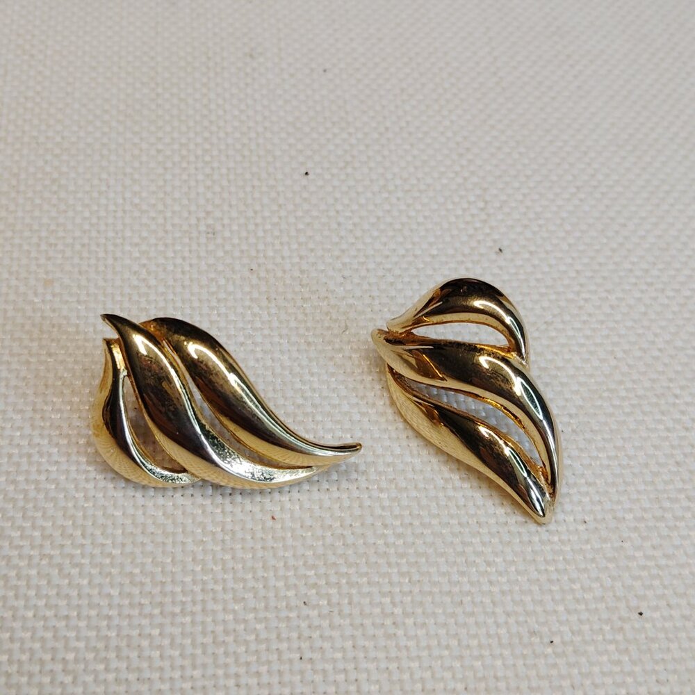 Gold Tone Sculptural Leaf Post Earrings Lightweight 14k‑Plated Posts